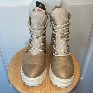 NEW!! Art class (target brand) Tan Boots with fur lining